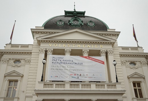Kultur und Rundfunk fordern den Erhalt ihrer Frequenzen auf der Fassade des Volkstheaters. © ORS/Sazel